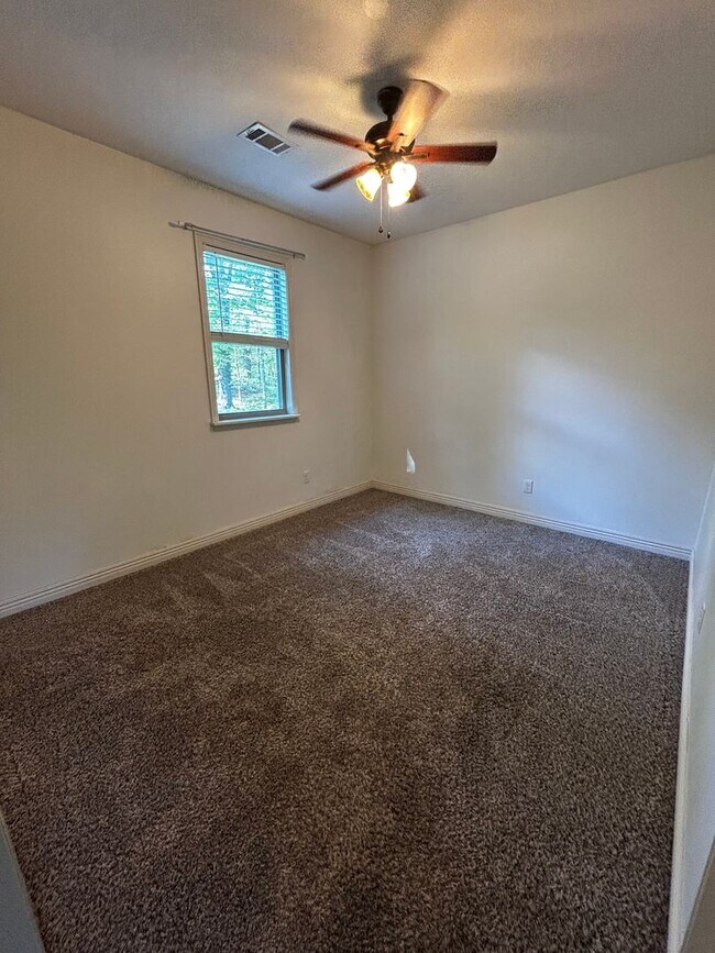 Building Photo - Private Treehouse Views - 3 Bed 2 Bath Home on Cul de sac in Bella Vista!