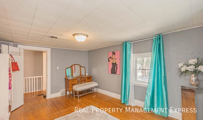 Building Photo - 807 W 13th St