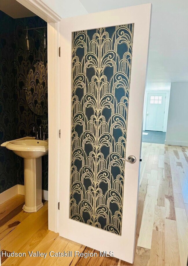 Building Photo - 412 Main St