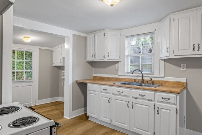 Building Photo - UNCG area with 3 bedrooms and 1 bath, Cent...