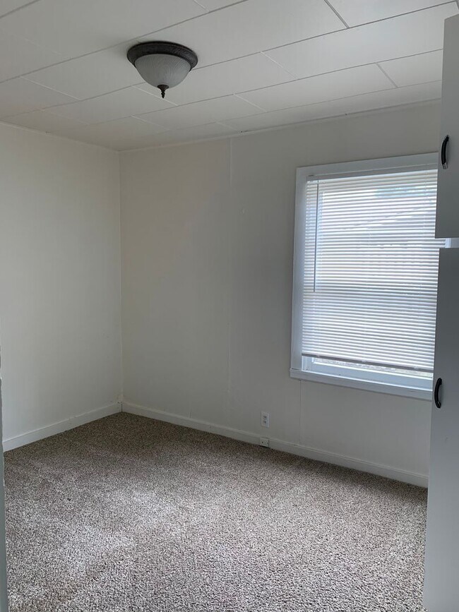 Building Photo - 2 Bedroom ~ 1 bath Cottage near Campus in serene setting