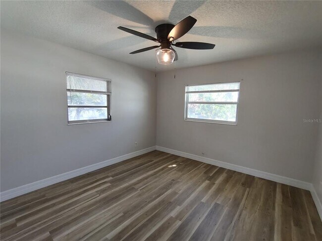 Building Photo - 316 W Howry Ave