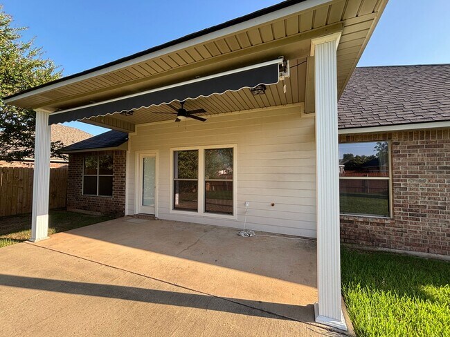 Building Photo - 4 BEDROOM WITH BONUS ROOM IN LEGACY SUBDIVISION