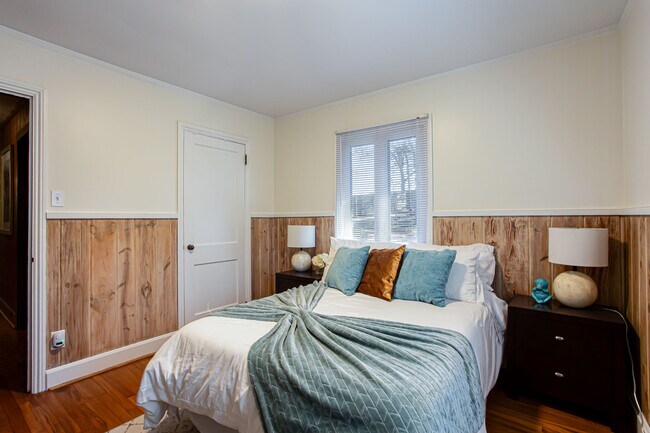 Building Photo - 4061 Lower Roswell Rd