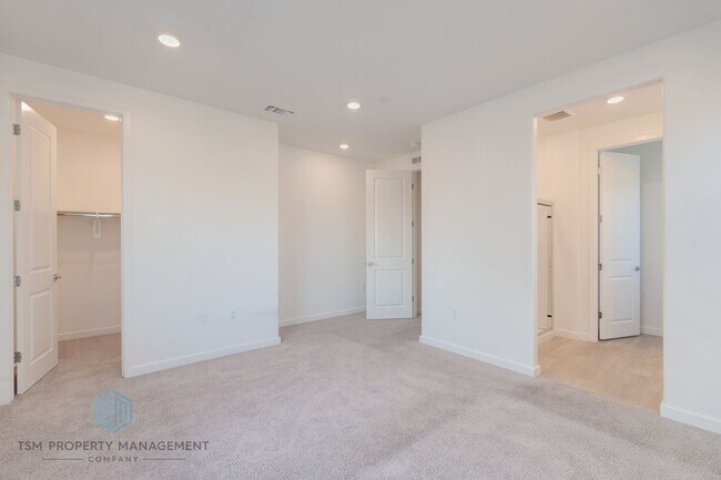 Building Photo - 4 Bed 3.5 Bath Detached House in South El Monte!