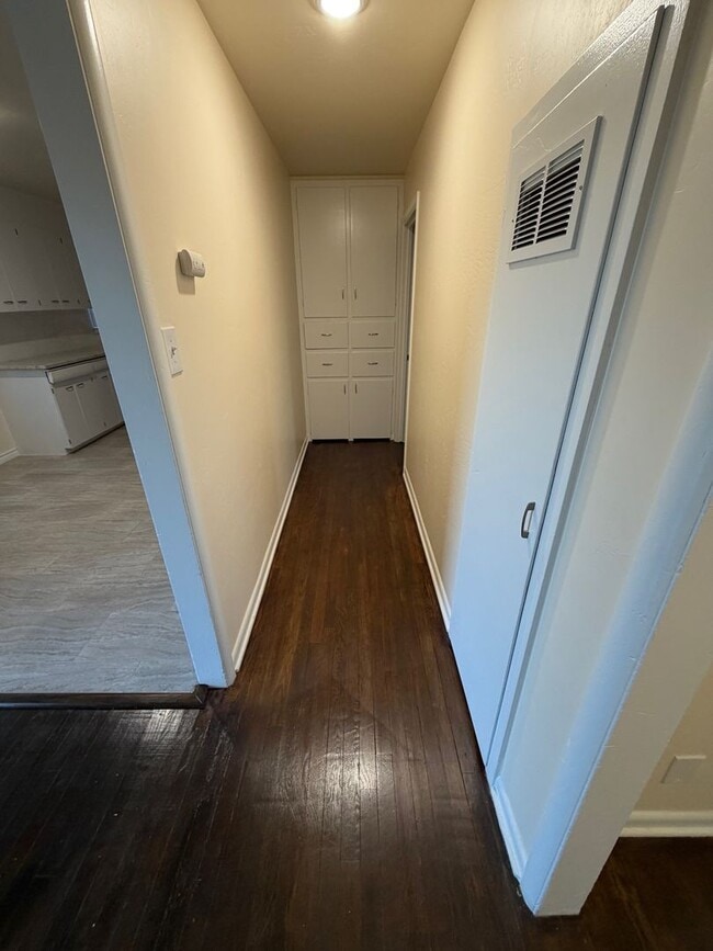 Building Photo - Great older home!