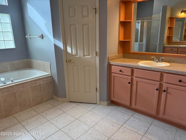 Building Photo - 5971 Newbury Cir