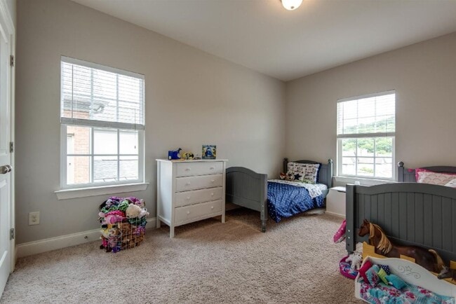 Building Photo - 3-bedroom, 2.5-bath home with a 2-car garage in the sought-after Gateway Village community of Fra...