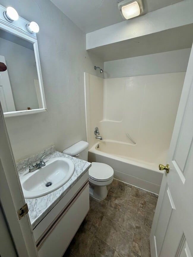 Building Photo - 3 Bedroom 2 Bathroom Pet Friendly-Belgrade