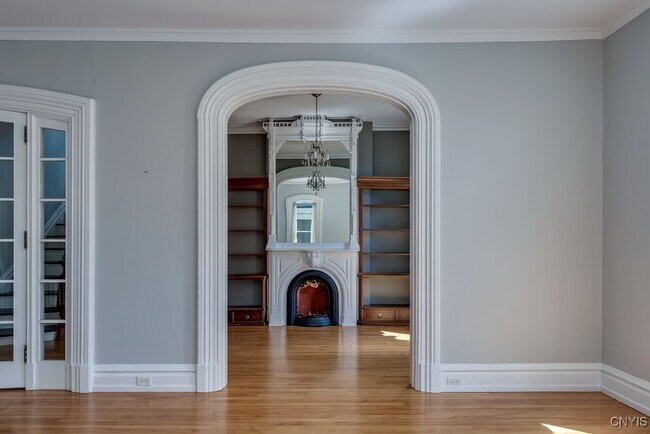 Building Photo - 160 Ten Eyck St