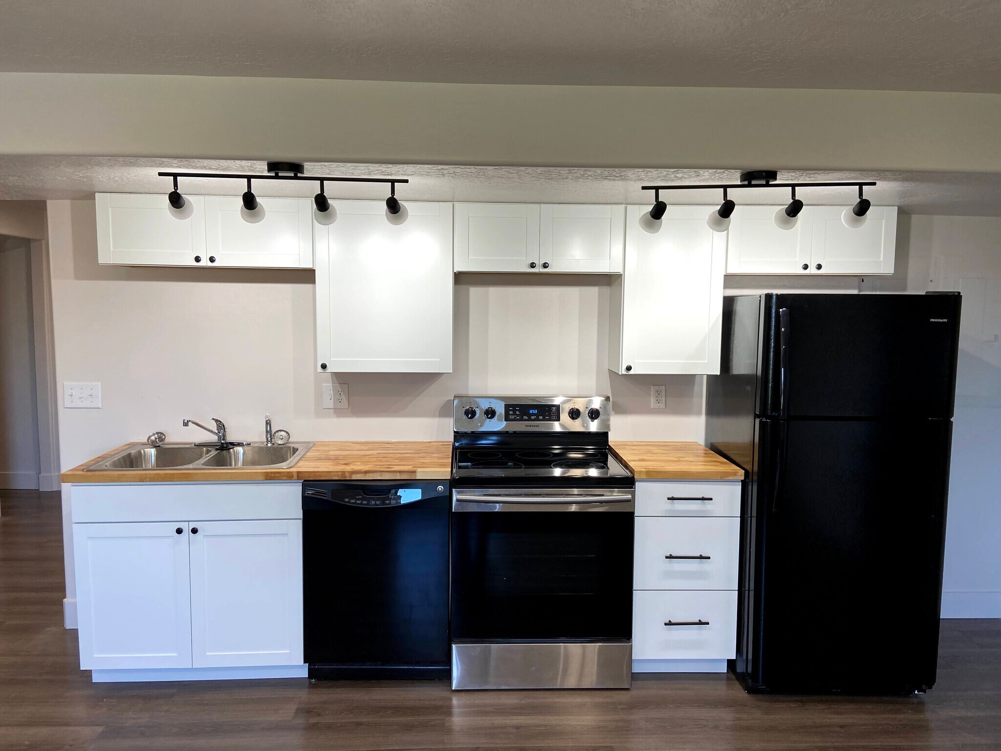 Building Photo - 4941 E Silver Ridge Rd