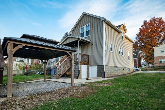 Building Photo - SCORE 50% OFF 1ST MONTH'S RENT IF SIGNED BY DEC 19! Gorgeous 3 bedroom home in Scott Township ava...