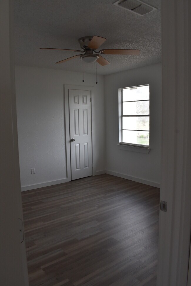 Building Photo - 108 E Kirby Ave