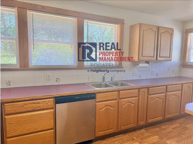 Building Photo - 4 bedroom 2 bathroom home