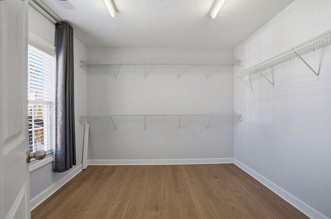 Building Photo - Stunning home nestled at the end of a quiet cul-de-sac!