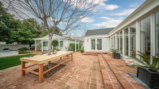 Building Photo - 1819 Cedar St