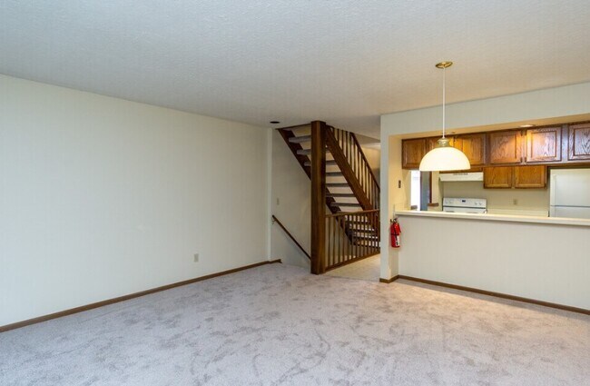 Building Photo - 2470 Wrens Dr S