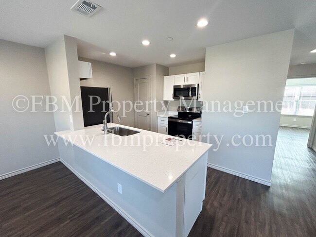 Building Photo - Hidden Creek Townhomes, Unit 611 - Downstairs 2 Bedroom, 2 Bathroom Home in Ennis, TX