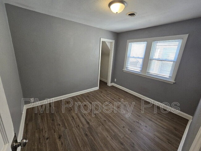 Building Photo - 2478 W Chambers St