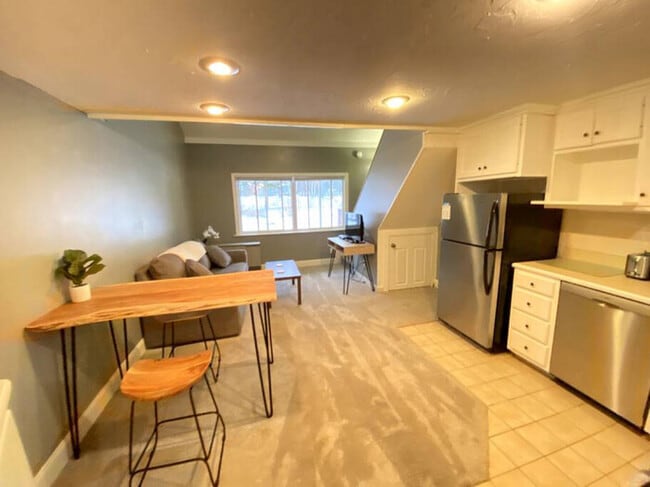 Building Photo - Cozy Condo in the Heart of Smugglers' Notc...