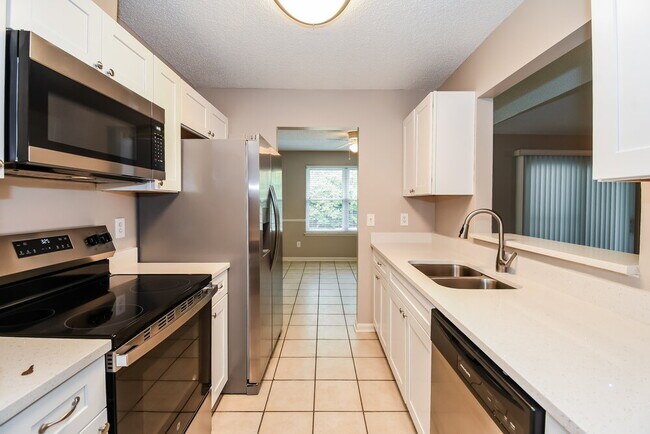 Building Photo - 3303 Hampstead Dr