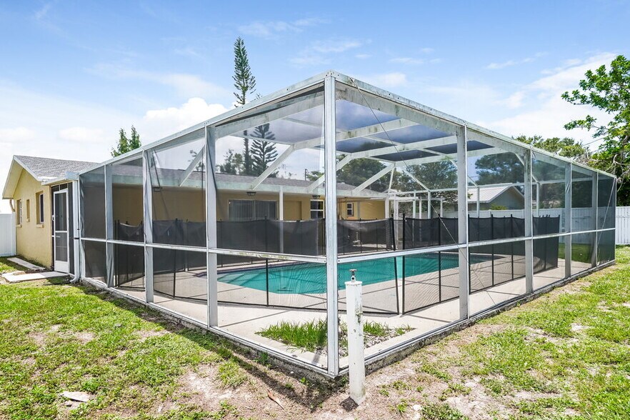 Building Photo - 749 SW 5th Terrace