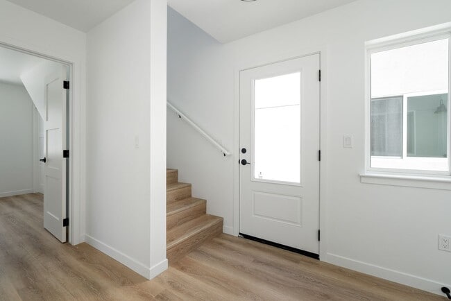 Building Photo - AVAILABLE FOR 2026-2027 SCHOOL YEAR...14 B...