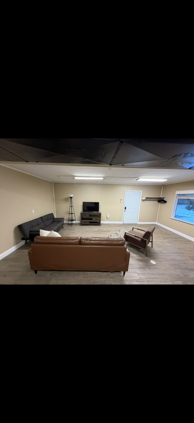 Building Photo - 823 Hawkins Dr