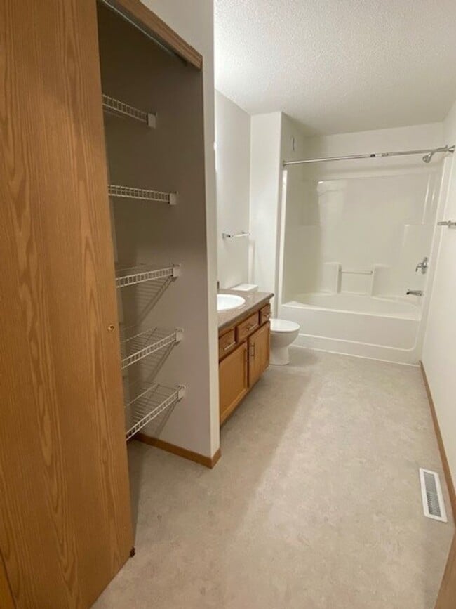 Building Photo - Comfortable 4 Bedroom with Garage & Fenced Yard for Rent!