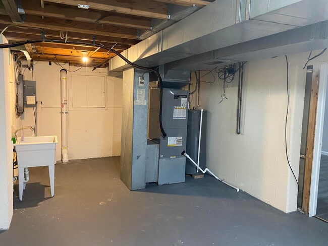 Building Photo - 669 W Main St