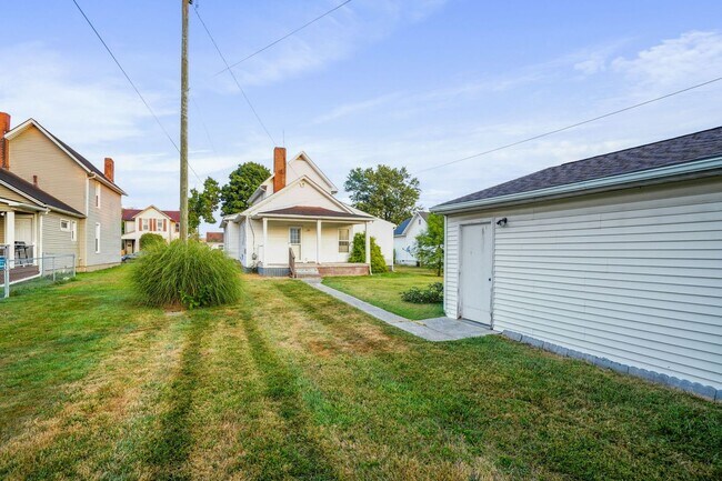 Building Photo - Beautiful Home with Large Two-Car Garage -...