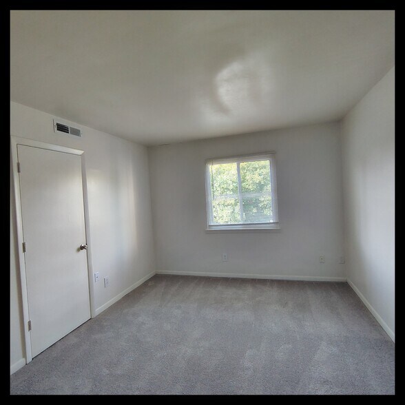 Building Photo - 600 Reusens Rd