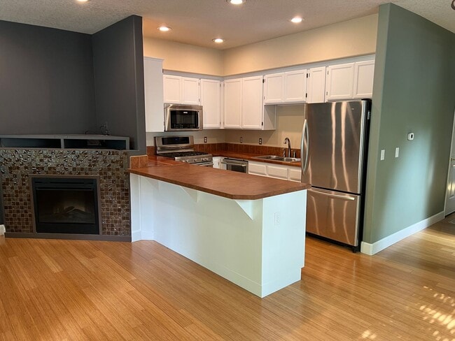 Building Photo - 2 Bed, 2 1/2 Bath townhome close to the Ri...