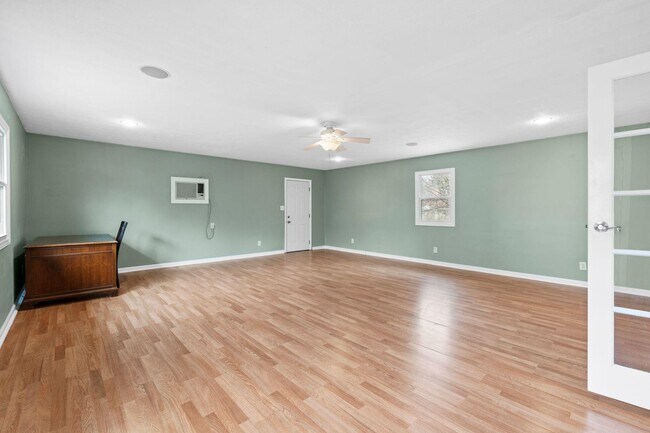 Building Photo - 562 Lone Oak Dr