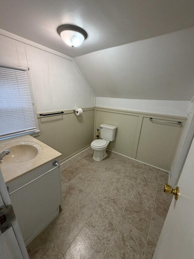 Building Photo - 1100 Lincoln Ave NW