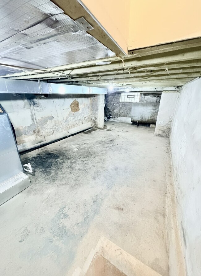 Building Photo - 2072 Pickwick St