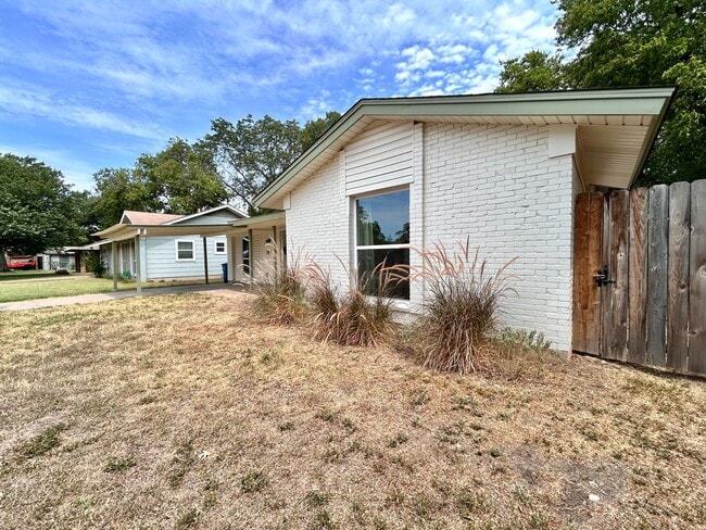 Building Photo - 4 Bed / 2 Bath Home with Covered Porch, Su...