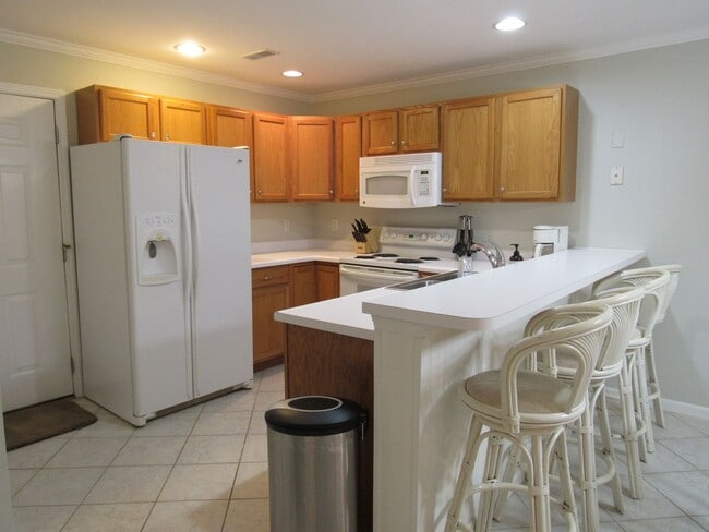 Building Photo - Lakefront 2 bedroom Condo For Rent