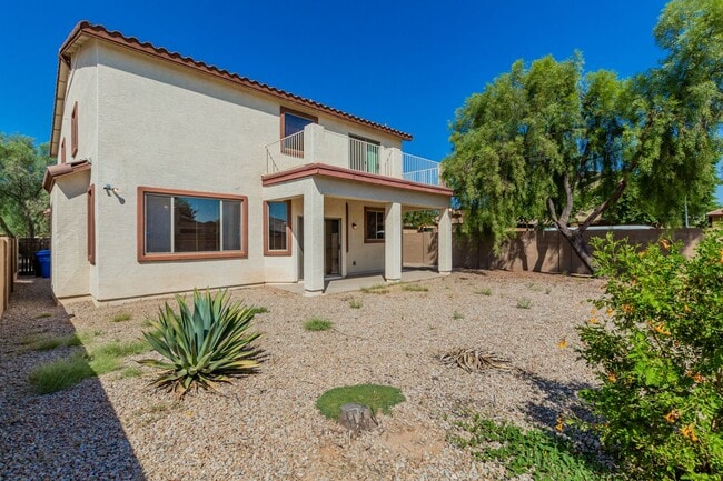 Building Photo - Spacious 4 bedroom home with full bath and...