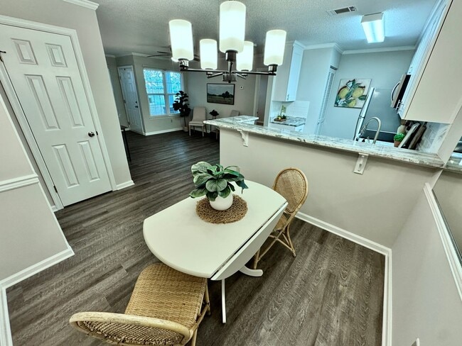 Building Photo - REDUCED PRICE! Updated 1st Floor/1-Level Condo Ready NOW! Includes Water, Sewer, Trash, Landscapi...