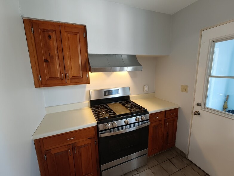 Range and Oven - 39 Robertson Ave