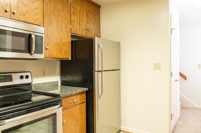 Building Photo - 2 Bedroom Townhouse Available in July