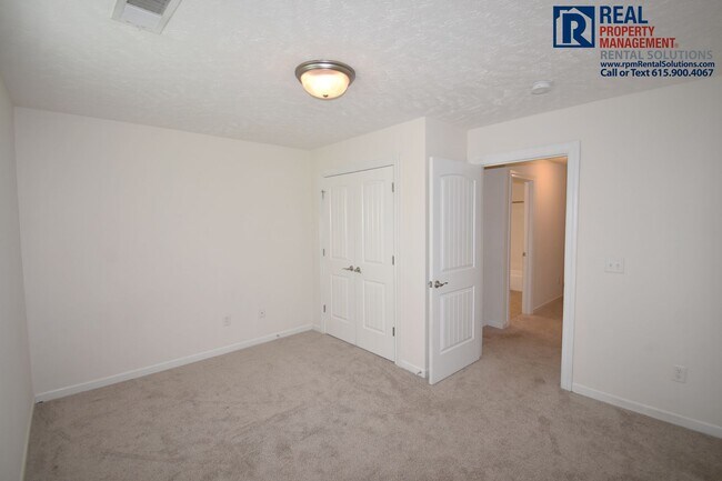 Building Photo - All one level 5bd 3ba home with attached garage!