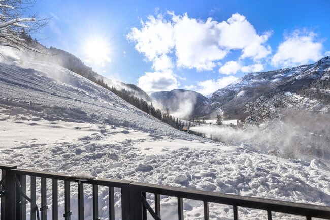 Building Photo - 472 Thunderbowl Ln