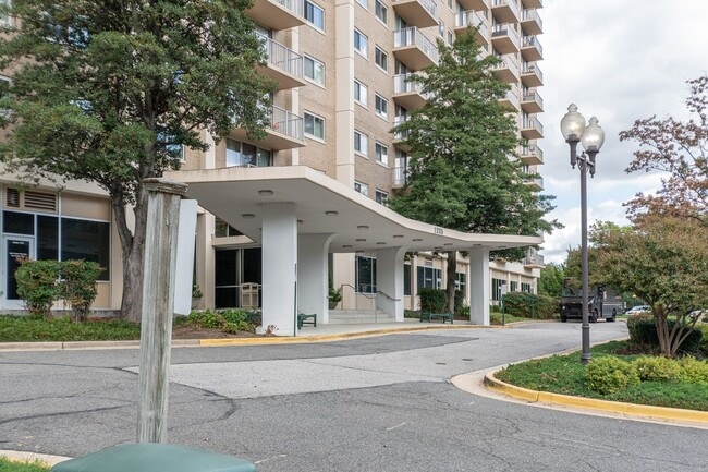 Building Photo - Exceptional Location & Amenities Short-term furnished CONDO 1 bedroom lease FREE PARKING & FREE U...