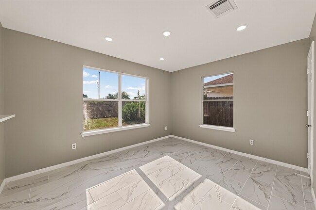 Building Photo - 6542 Carly Park Way
