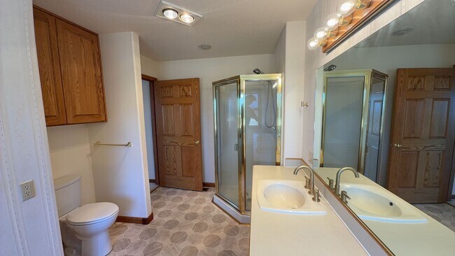 Building Photo - 3405 SW Hillcrest Dr