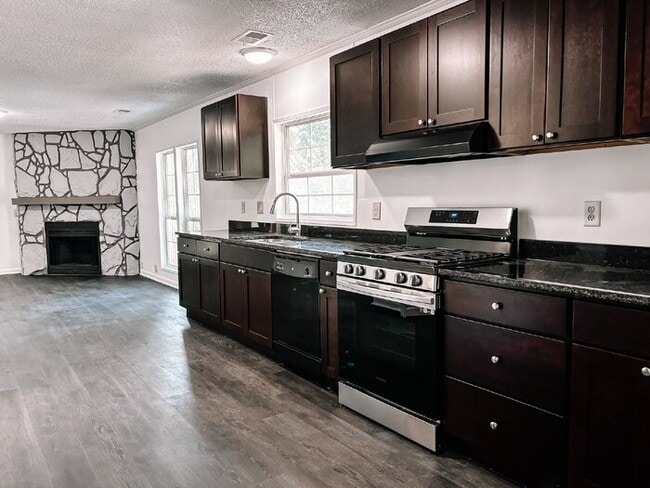 Building Photo - Spacious 4-Bed, 3-Bath Retreat on Greenhill Rd – 2000 Sq Ft of Charleston Charm!