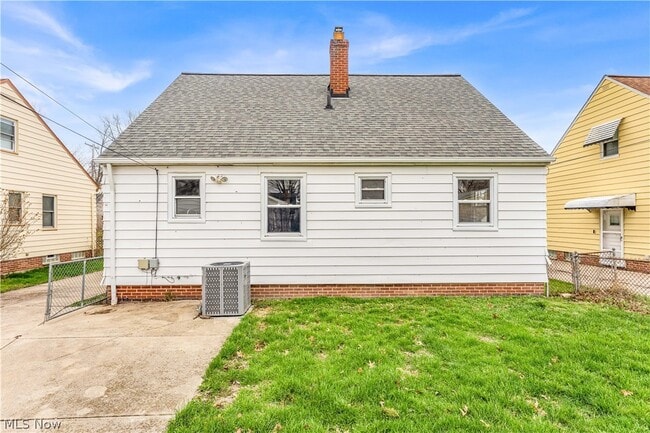 Building Photo - 655 E 240th St