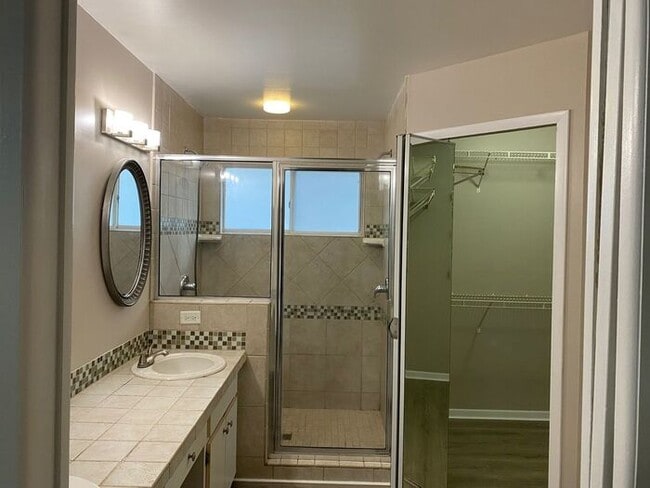 Building Photo - MOVE-IN SPECIAL-WONDERFUL 3/2.5 Home with 1 car garage-UCF Area
